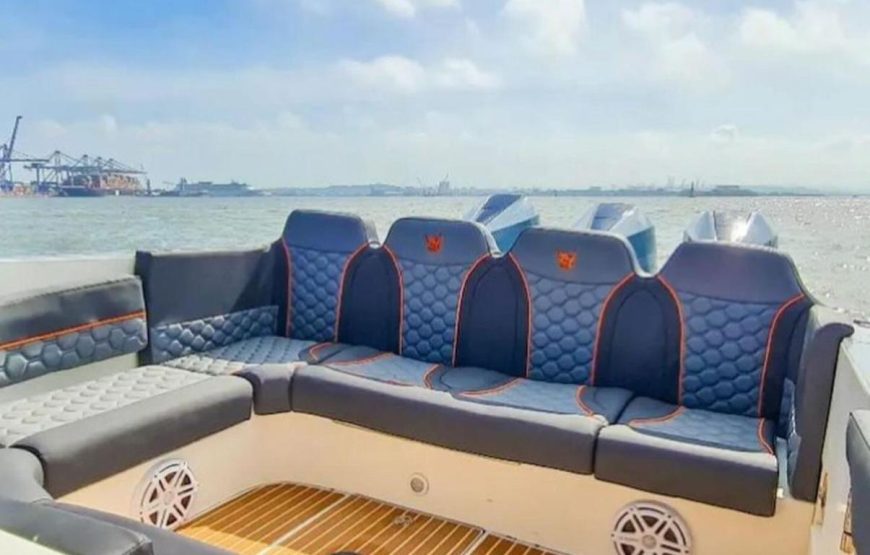 PRIVATE BOAT BLACK RHINO