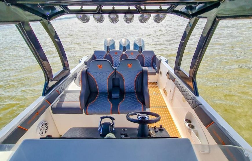 PRIVATE BOAT BLACK RHINO