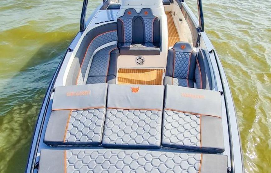 PRIVATE BOAT BLACK RHINO